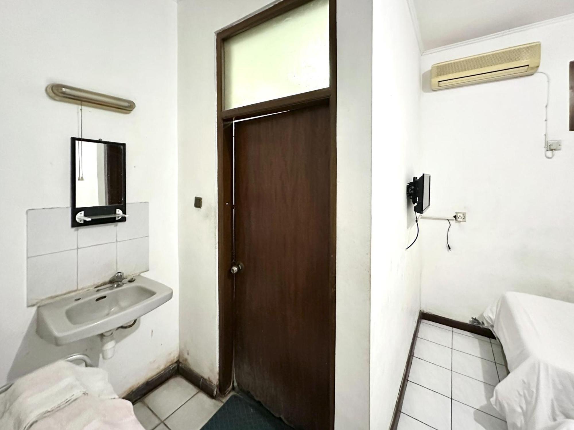 Hotel Dewi Sri Redpartner Yogyakarta Exterior photo