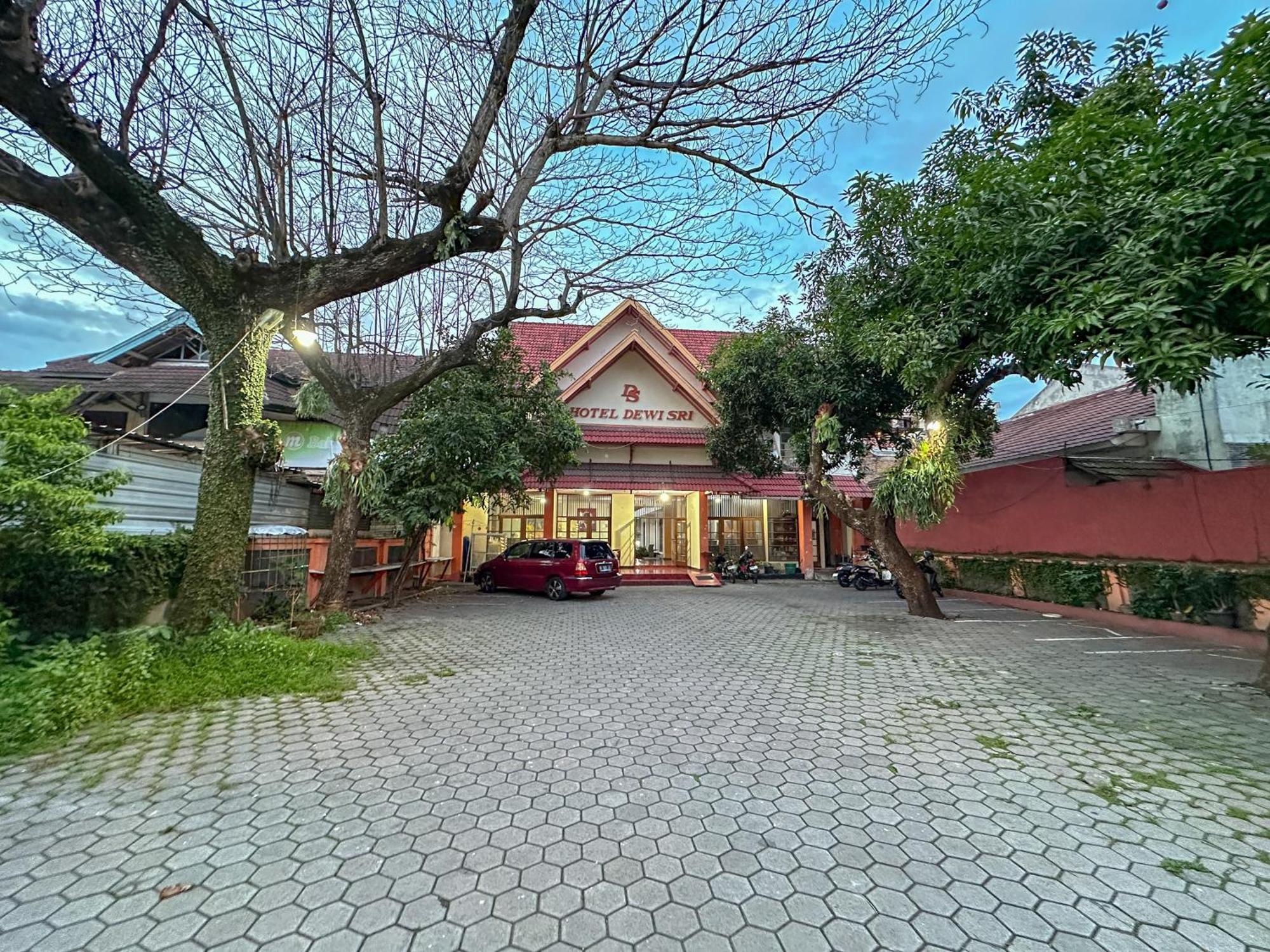 Hotel Dewi Sri Redpartner Yogyakarta Exterior photo