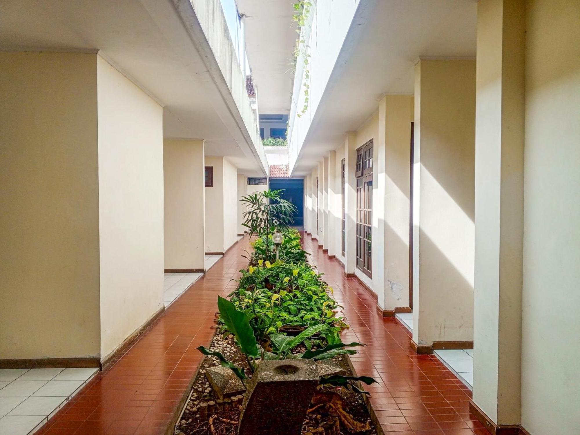 Hotel Dewi Sri Redpartner Yogyakarta Exterior photo