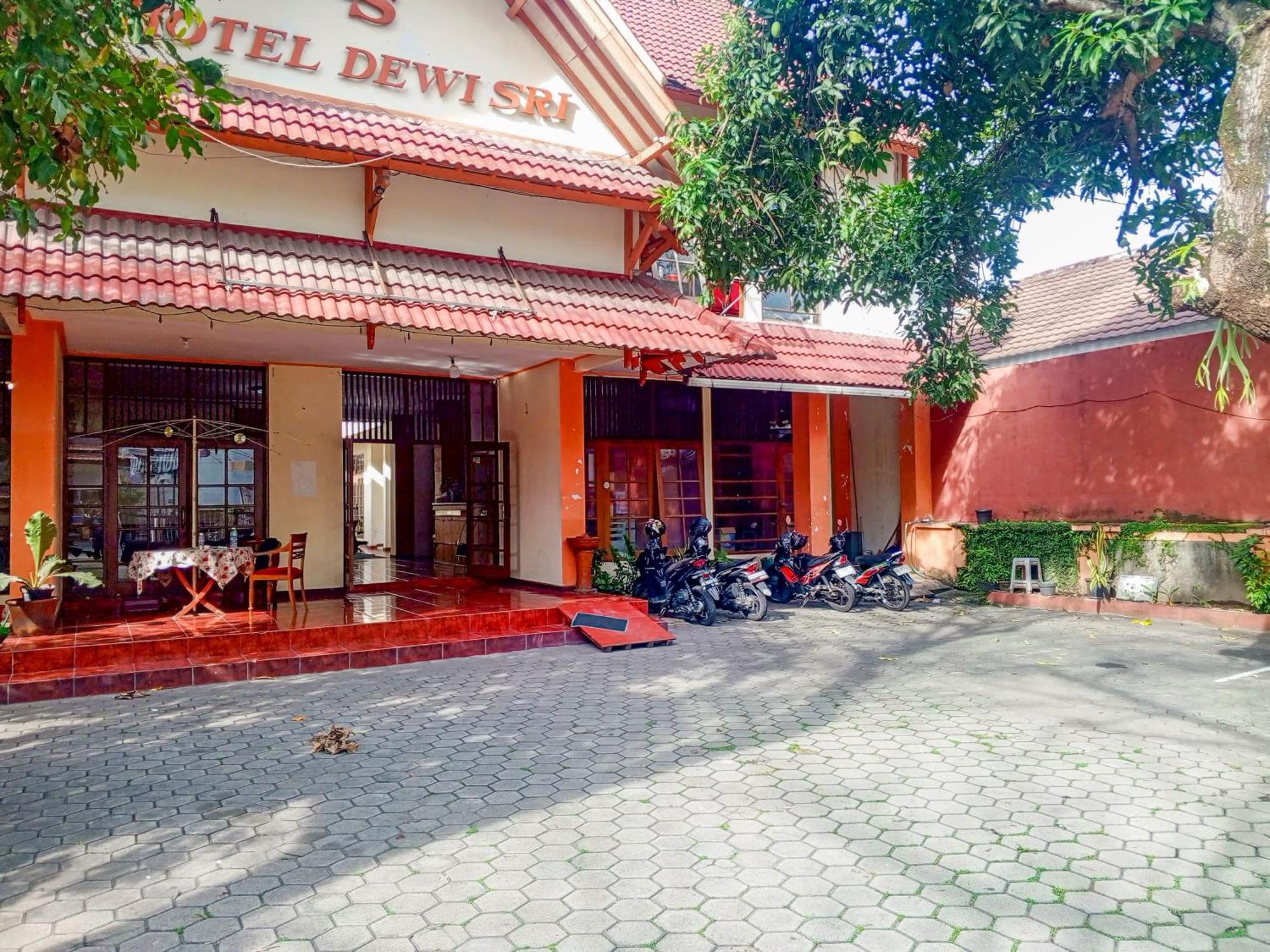 Hotel Dewi Sri Redpartner Yogyakarta Exterior photo