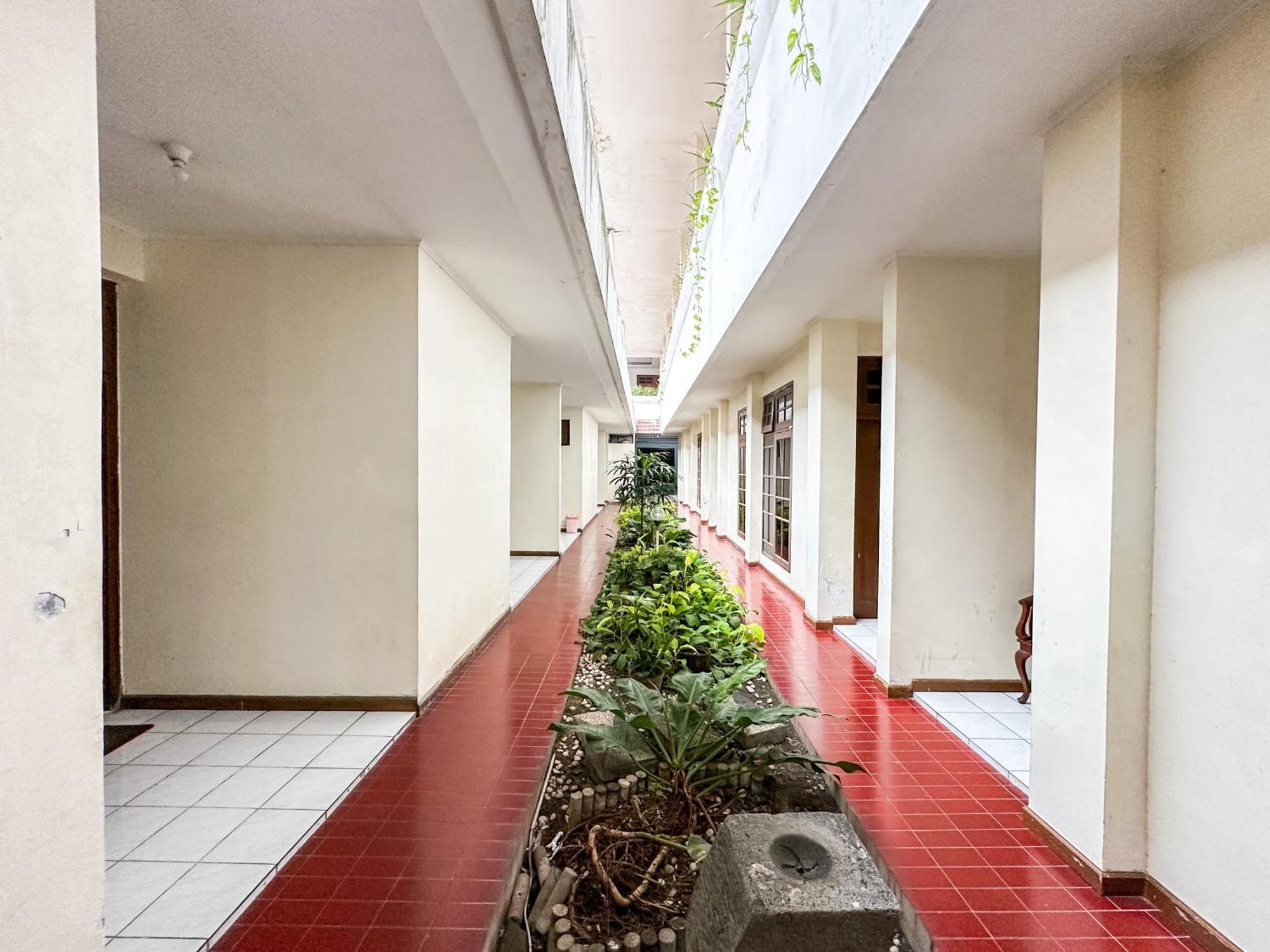 Hotel Dewi Sri Redpartner Yogyakarta Exterior photo