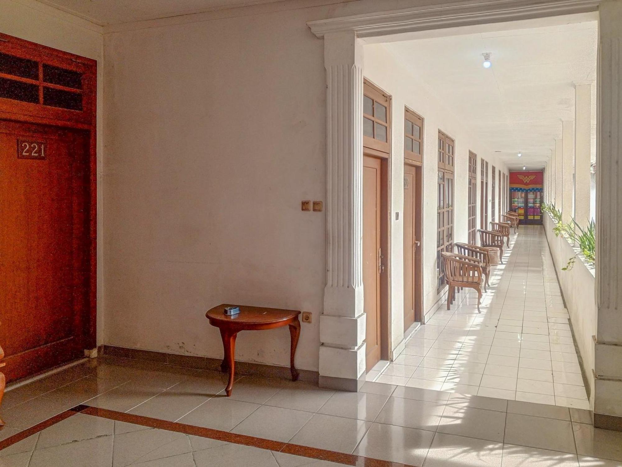 Hotel Dewi Sri Redpartner Yogyakarta Exterior photo