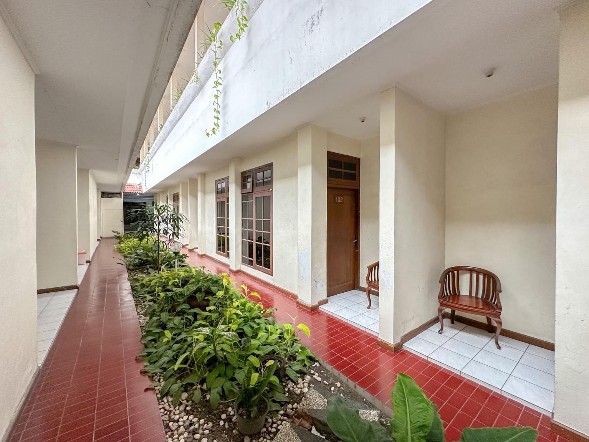 Hotel Dewi Sri Redpartner Yogyakarta Exterior photo